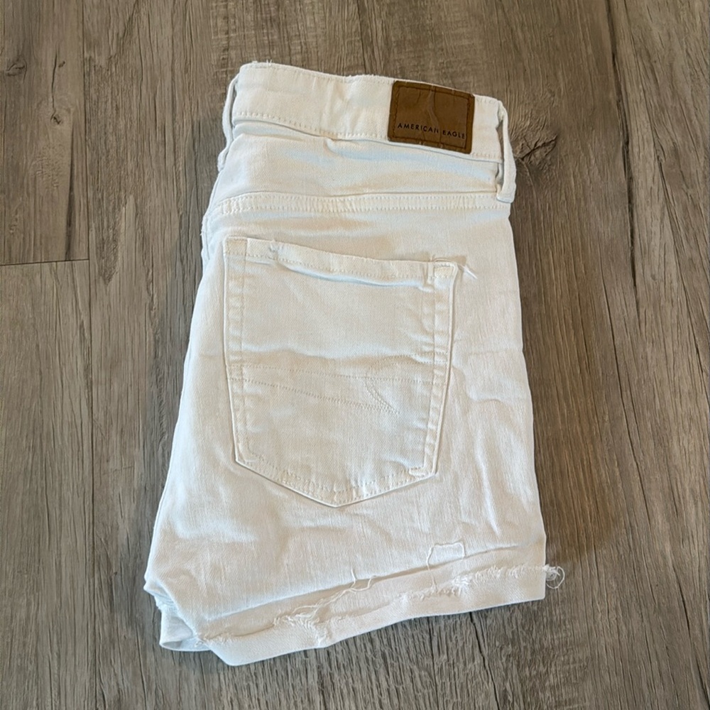 American Eagle White High V-Rise Shortie Shorts.  Size 6